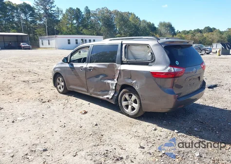 2015 Toyota Sienna Le 8 Passenger z USA, uszkodzony, nr VIN 5TDKK3DC6FS584869